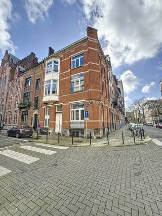 Morgan’s Real Estate presenteert u dit prachtige beleggingspand bestaande uit vier woonunits (te regulariseren) op een bijzonder gunstige...