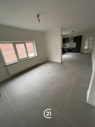 appartement au 1er étage dans un petit immeuble près du centre de Ninove. Entièrement rénové. douche à l'italienne, cuisine ouverte équipée, grande chambre, maximum pour 2 personnes. pas de frais communs ; 3 mois de caution. (peut être via ocmw)
