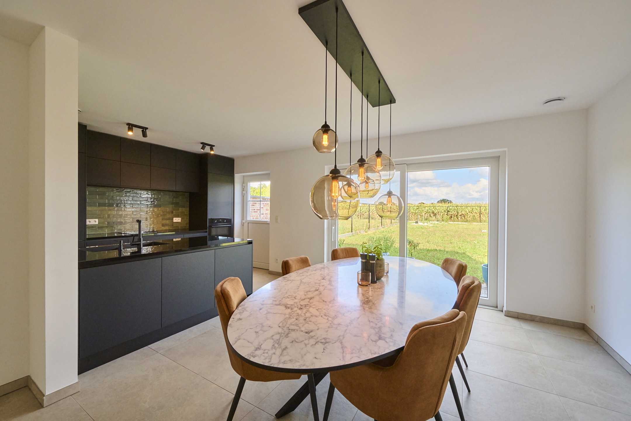 Ruime instapklare gezinswoning met zicht op achterliggend groen.  - foto 4