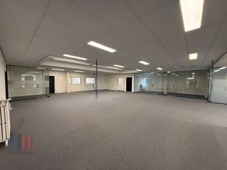 Top gelegen magazijnruimte met ruim oppervlak van 2.005 m² opslagruimte of werkplaats in combinatie met 669 m² recent gerenoveerde kantoren...