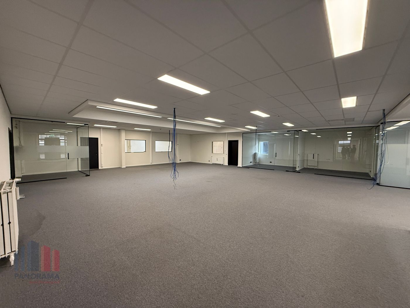 Polyvalent magazijn of werkplaats met moderne kantoren nabij de E40 - foto 3