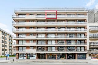 <strong>Wenduine: Instapklaar 1 slaapkamer appartement te koop met tussenliggend zeezicht in hartje Wenduine.</strong><br /><br />Gezellig appartement in het centrum van Wenduine te koop, in de nabijheid van het commerciële centrum, zeedijk en het openbaar vervoer. De tramhalte &amp;quot;Wenduine Centrum&amp;quot;  is zeer nabij.<br /><br /><strong>Indeling</strong><br />Ruime inkomhal, afzonderlijk toilet, ruime living met open keuken en terras met tussenliggend zeezicht, badkamer met ligbad/douche en een wastafelmeubel en een luchtige slaapkamer aan de achterzijde van het appartement.<br /><br /><strong>Troeven</strong>
<ul><li>Op 150m van de zeedijk.</li><li>Centrale ligging. </li><li>Inclusief kelder in de residentie.</li><li>Gunstig EPC: label-B. </li></ul>
Meer informatie? Contacteer Ilse op het nummer 0456/ 96 04 61