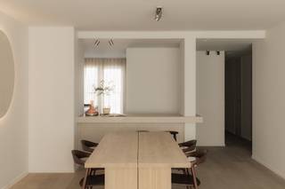 <strong>Exclusief gerenoveerd appartement met frontaal zicht op het Citadelpark</strong><br /><br />Op een absolute toplocatie, met frontaal zicht op de kruinen van de bomen en op wandelafstand van Gent-Sint-Pieters, bevindt zich dit stijlvol gerenoveerde appartement (5de verdieping) met een bruto vloeroppervlakte van ca. 100 m² (excl. terras).<br /><br />De renovatie werd gerealiseerd door RAC Projects, gekend voor hun tijdloze architectuur en verfijnde afwerking. Doordachte materiaalkeuzes en zachte, harmonieuze tinten creëren een stijlvol interieur. Het resultaat is een elegant appartement met een gunstig EPC-label B.<br /><br />De lichtrijke leefruimte met open keuken geniet van een frontaal uitzicht op het park, wat zorgt voor een uitzonderlijk gevoel van rust en ruimte. Verder beschikt het appartement over drie slaapkamers, twee badkamers en een aangenaam terras over de volledige breedte van de achterzijde. Een extra troef is de mogelijkheid tot het aankopen van een staanplaats gelegen onderaan het gebouw.<br /><br /><strong>Kortom, een uniek appartement met parkzicht op een van de meest gegeerde locaties van Gent.</strong>