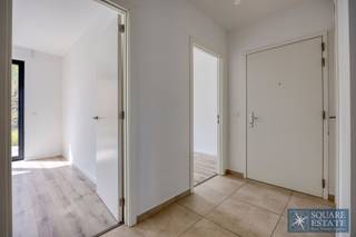 <p><span>Square Estate vous propose ce superbe appartement située dans une construction récente au centre de Wemmel.</span></p><p><span> </span></p><p><span>L'appartement se compose comme suit : un hall d'entrée, un spacieux et lumineux salon, une cuisine ouverte et entièrement équipée avec accès à la grande terrasse, un hall de nuit menant à deux chambres à coucher, une buanderie, une salle de bain avec double lavabo ainsi qu'une toilette séparée. Un jardin ainsi qu'une terrasse privative complète également ce bien.</span></p><p><span> </span></p><p><span>L'appartement dispose d'un système de ventilation double flux, d'un triple vitrage ainsi que d'un vidéo-parlophone. </span></p><p><span> </span></p><p><span>Un emplacement de parking est également présent et déjà inclus dans le prix du loyer ainsi qu'une cave. </span></p><p><span> </span></p><p><span>Les charges communes s'élèvent à 80€/mois. </span></p><p><span> </span></p><p><span>Pour plus d'informations ou planifiez une visite, veuillez contactez Square Estate au 02/460.42.01 ou à <span>info@square-estate.be</span></span><span> </span></p><p><span> </span></p>