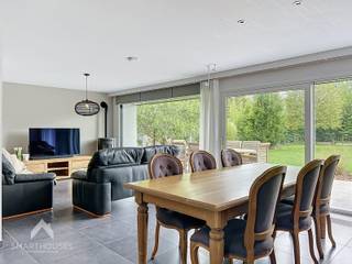 <p>Instapklare vrijstaande woning in een rustige en residentiele omgeving bestaande uit een inkomhal met afzonderlijk toilet, garage/polyvalente ruimte, lichtrijke leefruimte met eet-en zithoek, recent vernieuwde keuken en een privatieve zuid gerichte tuin met aangelegd terras en ruime tuinberging van +-30m². Op het verdiep zijn 3 volwaardige slaapkamers, ingerichte badkamer (ligbad, dubbele wastafel, inloopdouche en toilet) en een luik naar de bergzolder.</p>
<p></p>
<p>Extra troeven:</p>
<ul>
<li>Energiezuinig</li>
<li>Voorzien van zonnepanelen</li>
<li>Airco’s (gelijkvloers en verdiep)</li>
<li>Conforme keuring elektriciteit</li>
<li>Regenwaterput van 5.000L</li>
<li>Polyvalente ruimte op het gelijkvloers</li>
<li>Aangelegde voortuin met carport en oprit voor 4 wagens</li>
<li>Doodlopende straat</li>
<li>Vlotte verbinding naar scholen, winkels en openbaar vervoer</li>
<li>Instapklaar</li>
</ul>
<p></p>
<p>Deze woning is te koop ZONDER makelaar via het concept van Smart Houses! Wenst u verdere inlichtingen of bezoek? Contacteer rechtstreeks de eigenaar via +32468153200 of weidestraat25roeselare@gmail.com</p>