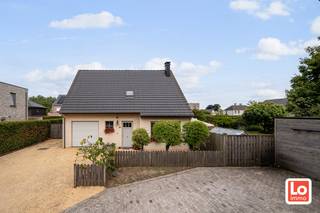 Deze kwalitatieve houtskelet woning bevat op het gelijkvloers een inkomhal met gastentoilet, een lichtrijke woonruimte met aansluitend een...