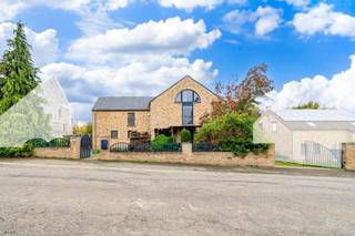 The real estate agency We Invest is delighted to present this spacious 5-bedroom house, offering 290 m² of living space (400 m² in total)!Layout: *...