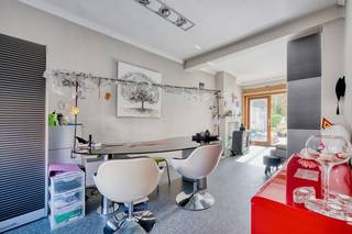 Sint-Michiels, Supergoede ligging Gezellig woonhuis met zalige diepe TUIN op het zuid-oosten.<br />Inkomhal, lichtrijke living, keuken, bijkeuken, badkamer met toilet, lavabo en douche en diverse bijgebouwen , tuin en extra toilet.<br />1é Verd: overloop, ruime slaapkamer vooraan en ruime slaapkamer achteraan, kleine slaapkamer, bergkamer, grote zolderverdieping waar nog verschillende ruimtes mogelijk zijn.<br />Veel uitbreidingsmogelijkheden.<br />Een bezoekje waard !<br />