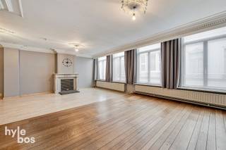 <p><span>Dit centraal gelegen en uitzonderlijk ruime bovenhuis combineert comfortabel wonen met uitgebreide professionele mogelijkheden. Via de lift bereikt u de inkomhal op de eerste verdieping. Het bovenhuis beschikt over een lichtrijke en royale leefruimte welke meteen opvalt door haar aangename volume en overvloedige lichtinval. De ingerichte keuken is voorzien van alle comfort met toestellen (keramisch kookvuur, vaatwasmachine en dampkap). Verder beschikt het pand over een apart toilet, drie volwaardige slaapkamers en een ruime badkamer uitgerust met ligbad, douche, dubbele lavabo en toilet. Het gebouw is voorzien van een lift die beide verdiepingen bedient en wordt verwarmd via centrale verwarming op aardgas. Op het gelijkvloers bevinden zich een individuele garage en een groot magazijn van circa 350 m², terwijl er in de achterbouw op de eerste verdieping nog een bijkomend ruim magazijn aanwezig is van circa 250m². Een ideale eigendom voor wie wonen en werken wenst te combineren op een vlot bereikbare locatie. </span></p>