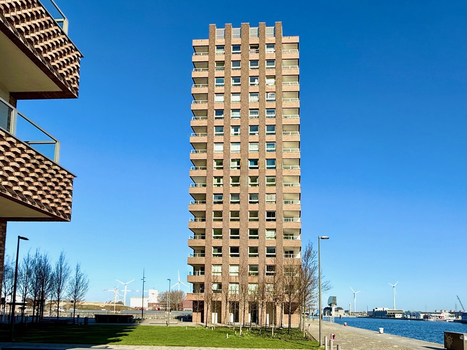 DE ENIGE AUTOBOX IN DE PARKING  - foto 4