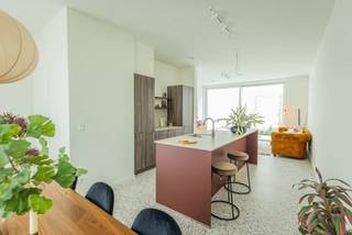 De toekomst van uw gezin is het allerbelangrijkste. Maar de toekomst van de planeet verliest u ook niet uit het oog. In een Bijna-Energieneutrale (BEN)-woning leeft u bewust en duurzaam zonder de bruisende binnenstad aan uw voordeur op te geven. De townhouses vormen de perfecte gezinswoning met voldoende ruimte dankzij de mooie woonoppervlaktes mét zolderbergingen. Uw eigen tuintje is alvast het ideale decor om elk seizoen bewust in te (be)leven met familie en vrienden.<br /><br />In dit huisje zijn twee slaapkamers voorzien. <br /><br />De townhouses worden verwarmd met vloerverwarming/warmtepomp. <br /><br />Een mogelijkheid tot het aankopen van een autostaanplaats wordt u aangeboden. <br />De verkoop van de appartementen geschiedt onder BTW <br /><br />Regency Gardens, een kruispunt van heden, verleden en toekomst.<br /><br />Royaal wonen in de stad, het kan. Meer nog, zowel in de woningen met authentieke elementen als de nieuwbouwwoningen vindt u die felbegeerde rust en privacy waar elke stadsbewoner naar op zoek is. De stijlvolle en duurzame afwerking zorgt voor comfortabele woonruimtes waarin het aangenaam vertoeven is. <br /><br />In de Keizerstraat maakt u deel uit van een unieke community stedelingen die trots zijn op het historische karakter van de wijk. Het monumentale pand staat extra in de kijker dankzij de glazen partijen en de bewust lager gebouwde nieuwbouwwoningen. De gemeenschappelijke binnentuin nodigt uit om te socializen met de buren en brengt u groene oase in de binnenstad tot leven.<br /><br />Stap binnen en laat de rust als een dekentje om u heen slaan. Het prachtige groen op de binnenkoer. Het vrolijke getjirp van de vogels. Een groet van een buur. Hier vindt u de kalmte die u zoekt. uw nieuwe thuis is ontworpen met oog op de toekomst, dankzij duurzame materialen en open, lichtrijke ruimtes.