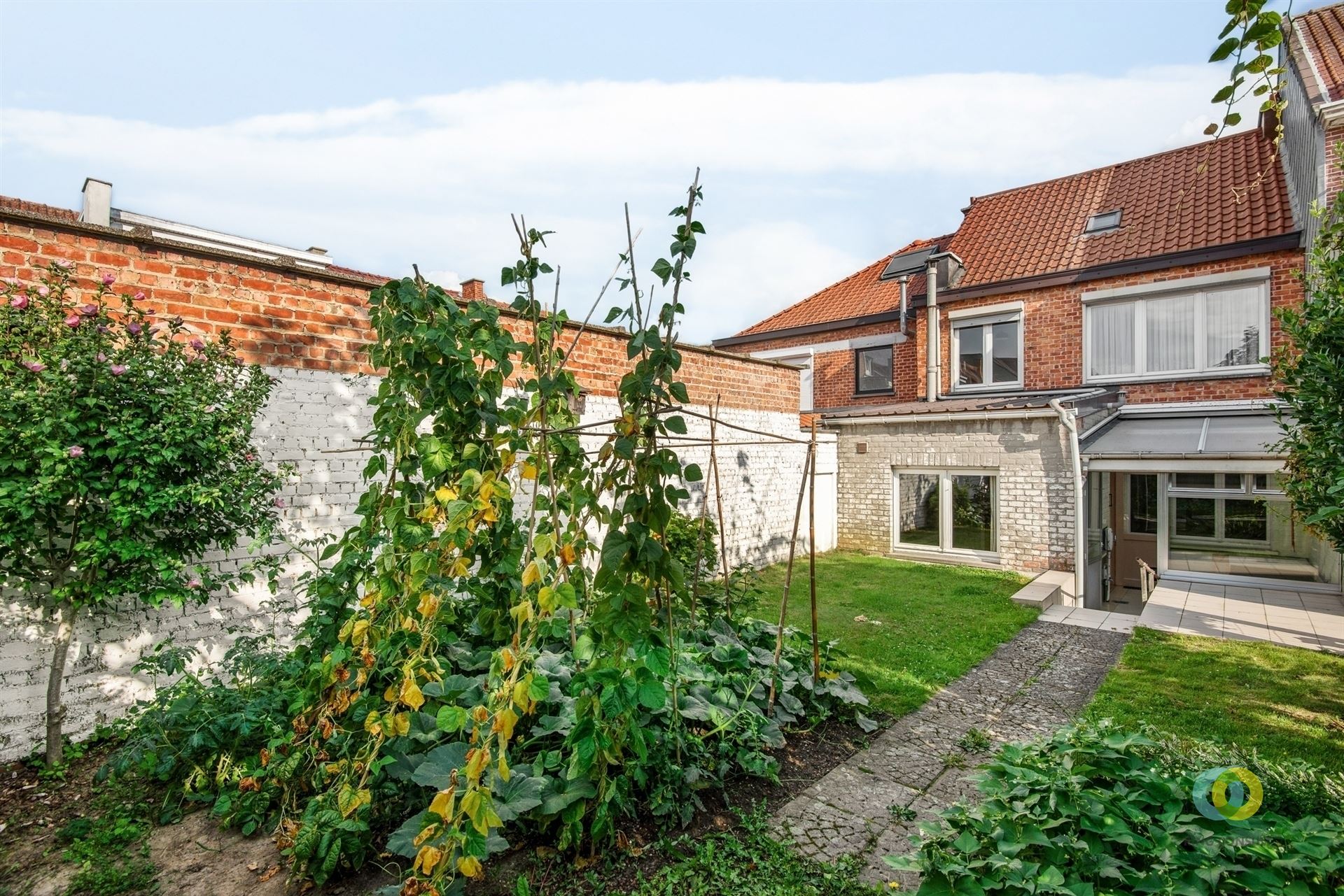 Op te frissen woning met tuin en potentieel - foto 1