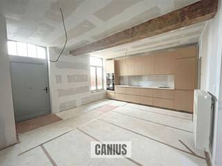<p><span>Rust &amp; natuur nabij het stadscentrum</span></p><p><span>Aan de stadsrand van Sint-Truiden treffen wij op het pittoreske Begijnhof de site ’T Godshuis aan. Het betreft een kleinschalig project bestaande uit zeven woningen (vier nieuwbouwwoningen en drie gerenoveerde woningen ondergebracht in een beschermd monument). De ligging kunnen wij als ideaal bestempelen! Zo geniet je hier van de rust en de rijke geschiedenis die het Begijnhof uitstraalt in combinatie met de natuur van Domein ’t Speelhof. Daarnaast bevinden wij ons op wandel- en fietsafstand van het stadscentrum van Sint-Truiden. Zo begeven wij ons vlot naar lokale handelaars, supermarkten, de wekelijkse Haspengouw Markt, gezellige drank- en eetgelegenheden, het stadspark, … Ook voor grotere verplaatsingen ben je hier aan het juiste adres. Door de nabijheid van belangrijke invalswegen is een goede verbinding naar omliggende steden en gemeenten gegarandeerd. Kortom een ideale locatie om te genieten van alles wat de hoofdstad van Haspengouw te bieden heeft.</span></p><p><span> </span></p><p><span>Wonen in een beschermd monument </span></p><p><span>Woning 2 beschikt over 134m² woonoppervlakte en omvat op het gelijkvloers een inkomhal, een berging, een apart toilet en een leefkeuken.</span></p><p><span>De eerste verdieping biedt een nachthal, een badkamer en twee slaapkamers.</span></p><p><span>Onder het prachtige dakgebinte op de tweede verdieping kunnen we een ruime leefruimte en een bergruimte terugvinden.</span></p><p><span>Bijkomend kan men genieten van een privatieve tuin, terras en gemeenschappelijke fietsenstalling.</span></p><p><span>Dit allemaal met respect voor het historisch karakter (prachtige authentieke balken, traditionele materialen, …) in combinatie met hedendaags comfort wat resulteert in een energiezuinige woning klaar voor de toekomst! </span></p><p><span> </span></p><p><span>KORT SAMENGEVAT</span><span>:</span></p><p><span>Prijs: € 401.600,00</span></p><p><span>Verkoop onder registratierechten (2% of 12%)</span></p><p><span> </span></p><p><span>Wonen in een unieke setting waar heden &amp; verleden elkaar omarmen!</span></p><p><span>Nieuwsgierig welke woning het best aansluit bij jouw levensstijl? Maak snel een afspraak of vraag maar informatie aan bij één van de medewerkers van Canius Real Estate. Je kan ons bereiken op het nummer 011 74 12 36 of via <span>info@canius.be</span></span><span>.</span></p><p><span> </span></p><p><span>*Deze gegevens zijn louter ter informatieve titel. De vermelde oppervlaktes zijn slechts een indicatie. Canius Real Estate kan niet verantwoordelijk gesteld worden voor de juistheid van de aan haar verstrekte gegevens.</span></p><p><span> </span></p><p><span> </span></p>