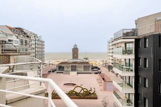 Dit lichtrijke duplexappartement beschikt over een aangename indeling en twee ruime terrassen.Op het eerste niveau bevindt zich de inkomhal met...