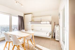 Studio prêt à aménager avec espace de vie orienté au sud et vue panoramique sur la pittoresque Koksijde.<br /><br />Cette propriété confortable est située au 6ème étage de la résidence Surcouf. Depuis l'espace de vie, vous pouvez accéder au balcon orienté au sud où vous pouvez profiter du soleil et de la vue magnifique. La mer est littéralement au coin de la rue puisque l'entrée de l'immeuble se trouve sur la Zeedijk.<br /><br />Le studio est divisé comme suit : hall d'entrée | espace de vie lumineux avec coin nuit | balcon ensoleillé | cuisine équipée | salle de bains avec baignoire et douche, lavabo dans le meuble et toilette.<br /><br />Il y a une cave privée et un abri à vélos commun. Le studio a un label EPC B favorable et l'installation électrique est conforme aux normes contemporaines jusqu'à l'année 2042.<br /><br />Vous êtes à la recherche d'un "Pied à terre" prêt à l'emploi ou d'un investissement abordable ? N'hésitez pas à nous contacter pour une visite.
