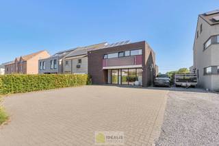 <strong>IDEALIS VASTGOED – GELIJKVLOERSE KANTOORRUIMTE MET BOVENLIGGEND APPARTEMENT OP EEN ZICHTLOCATIE IN DIEPENBEEK! Deze gelijkvloerse kantoorruimte van + - 105m² met bovenliggend apart toegankelijk appartement van + - 97 m² met zeer ruim terras is gelegen langs de Steenweg in Diepenbeek en heeft ruim voldoende parkeergelegenheid op eigen terrein. De perfecte zet voor zij die op zoek zijn naar een interessante investering op een zichtlocatie!<br /><br />LIGGING: </strong><br />Dit pand is gelegen langs de Steenweg, op de verbindingsweg tussen Diepenbeek en Hasselt. De centrale ligging biedt een goede verbinding met de omliggende woonkernen zoals Hasselt, Genk, Kortessem en Bilzen. De oude steenweg vormt tevens een belangrijke verbindingsroute met o.a. Maastricht.<br /><br /><strong>INDELING: </strong><br /><strong>Kantoorruimte: </strong><br />– Inkom – kantoorruimte momenteel ingericht als verschillende bureaus – keuken – vergaderruimte met uitzicht op tuin – toilet – technische ruimte/bergruimte –<br /><br /><strong>Appartement: </strong><br />– Aparte inkom met trap naar verdiep – open woonkamer bestaande uit salon- en eetgedeelte met aansluitend open leefkeuken voorzien van alle comfort – berging/wasruimte – slaapkamer 1 – slaapkamer 2 – badkamer voorzien van douche en enkele wastafel –<br /><br /><strong>Tuin: </strong><br />– Aangenaam en onderhoudsvriendelijk perceel van 6a 13ca –<br /><br /><strong>BIJZONDERHEDEN:</strong><br />- Gelijkvloerse kantoorruimte<br />- Appartement met zeer ruim terras op eerste verdieping<br />- Bouwjaar 2008<br />- Gunstig EPC<br />- Gunstige locatie centraal gelegen ten opzichte van Hasselt, Genk,..<br />- Voldoende parkeergelegenheid op eigen terrein<br />- Voorzien van zonnepanelen<br />- Kantoorruimte en appartement apart toegankelijk<br /><br /><strong>Stedenbouwkundige Inlichtingen:</strong><br />Bouwvergunning – Woongebied met landelijk karakter – Geen dagvaarding – Geen voorkooprecht – Verkavelingsvergunning<br /><br /><strong>E-peil: </strong>EPC D<br /><strong>Certificaatnummer: </strong>20220211-0002543645-KNR-1<br /><br /><strong>O-peil: </strong>niet overstromingsgevoelig<br />P-Score: A<br />G-Score: A<br /><br /><strong>Benieuwd naar deze kantoorruimte met bovenliggend appartement?<br />Wenst U advies omtrent uw eigen woning? Graag plannen wij vrijblijvend met U een afspraak in om onze expertise met U te delen, steeds tot Uw dienst!!<br />Neem contact op met IDEALIS VASTGOED op 011/515 565 of mail naar info@idealisvastgoed.be!</strong><br />