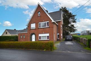 SPINNEKENSAMBACHTSTRAAT 128850 ARDOOIEVia de inkomhal met apart toilet komt u binnen in de woning. De keuken is ingericht en voorzien van toestellen,...