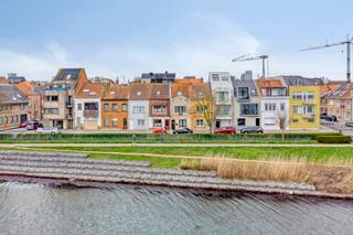 <p>Welkom in jouw nieuwe thuis! Deze woning bevindt zich in een aangename, residentiële wijk in Oostende. Een unieke locatie met een prachtig zicht over de befaamde Spuikom, waar het kabbelende water een perfecte combinatie vormt tussen rust, ontspanning én recreatie. De omgeving nodigt uit tot gezellige wandelingen, fietstochten en tal van sportieve activiteiten op en rond deze uitzonderlijke setting.</p>
<p>Dit eigendom biedt alle bouwstenen om hier een warme, persoonlijke stek te creëren. Met als absolute troef een tuin die zich op zonnige dagen moeiteloos ontpopt tot jouw favoriete plek.</p>
<p>Je komt binnen via de inkomhal die je verder leidt tot de riante leefruimte welke dankzij de open indeling geniet van een heerlijk ruimtelijk gevoel. Aangrenzend heb je een trendy keuken die praktisch werd voorzien van hoogwaardige toestellen en een kookeiland. Verder bevindt er zich op het gelijkvloers nog een badkamer met een ruime inloopdouche, toilet en lavabo in meubel. Aansluitend heb je een technische ruimte met aansluitingen voor was- en droogmachine.</p>
<p>Op de eerste verdieping ontdek je 2 volwaardige slaapkamers, beide met een oppervlakte van 14,70 m². Tot slot bereik je via de vaste trap nog een zolderruimte van 34 m² die benut kan worden als derde slaapkamer, hobbykamer of simpelweg als opslagruimte.</p>
<p><strong>Technische gegevens: </strong>Centrale verwarming op gas via een condenserende ketel, dubbele beglazing in PVC en HR-beglazing in hout. <strong>Elektriciteit is conform. </strong></p>
<p><strong>Stedenbouwkundige inlichtingen en bodemattest aanwezig. Niet-asbestveilig. Bevindt zich niet in een risicozone voor overstromingen (P- en G-score D). Renovatieverplichting niet van toepassing.</strong></p>