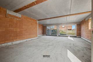 De vermelde prijs is volledig AFGEWERKT (excl. tuinafwerking).<br /><br />Ontdek deze prachtige nieuwbouwwoning gelegen in de Stokstraat 1 te Zele, waar modern comfort en energiezuinig wonen perfect samenkomen.<br /><br />Met een bewoonbare oppervlakte van meer dan 250 m² biedt deze woning uitzonderlijk veel ruimte en mogelijkheden voor gezinnen die op zoek zijn naar luxe en functionaliteit. De strakke architectuur en hoogwaardige afwerking zorgen voor een hedendaagse uitstraling met oog voor detail.<br /><br />Deze BEN-woning (Bijna-EnergieNeutraal) is uitgerust met de nieuwste technieken op vlak van duurzaamheid en energie-efficiëntie. Zo geniet u van aangename vloerverwarming in de volledige woning, aangestuurd door een efficiënte warmtepomp. Het centraal ventilatiesysteem zorgt bovendien voor een constant gezond binnenklimaat.<br /><br />De woning combineert een doordachte indeling met lichtrijke ruimtes, waardoor een open en aangenaam leefgevoel ontstaat. Ideaal voor wie comfortabel wil wonen met lage energiekosten en klaar wil zijn voor de toekomst.<br /><br />Gelegen in een rustige en vlot bereikbare buurt in Zele, vormt deze woning de perfecte uitvalsbasis voor gezinnen en professionals.<br /><br />Tenslotte is er privatieve parkeerplaats voorzien.<br /><br />Een unieke kans voor wie op zoek is naar een ruime, energiezuinige en instapklare nieuwbouwwoning.<br /><br />Deze woning wordt afgewerkt tegen akte en is dus onmiddellijk beschikbaar.<br /><br />Voor meer info en/of een bezoek ter plaatse kan u terecht bij Xavier via het nummer 052 20 24 40 of per mail naar xavier@berno.be.