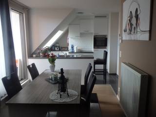 Dit aangenaam appartement heeft ruime leefruimte met open keuken, twee slaapkamers, een badkamer, berging en aparte WC en een groot terrasHet is...