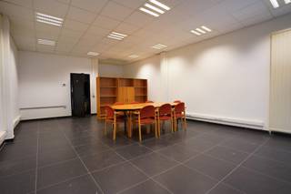 Hier vergaderen kan in alle rust.<br />Het is zelfs zo dat de toegangsdeuren naar het centrum overdag worden afgesloten; klanten komen dus op afspraak.<br />De lichtrijke vergaderrruimte bedraagt ca 30 m²; achter de kastjes bevindt zich een kitchenette en een toilet. Electro conform.<br />Maandelijkse kosten van het centrum bedragen 75,- en de onroerende voorheffing ca 1.500,- / jaar. Dit laatste wordt best ook per maand afgerekend.<br />Parkeren ? Absoluut geen probleem met de grote parking van de supermarkt erachter en de parking Grote Markt ervoor..<br />Ideaal voor vennootschapsdomicilie, maar ook voor boekhouder, advocaat, begeleidingsbureel...