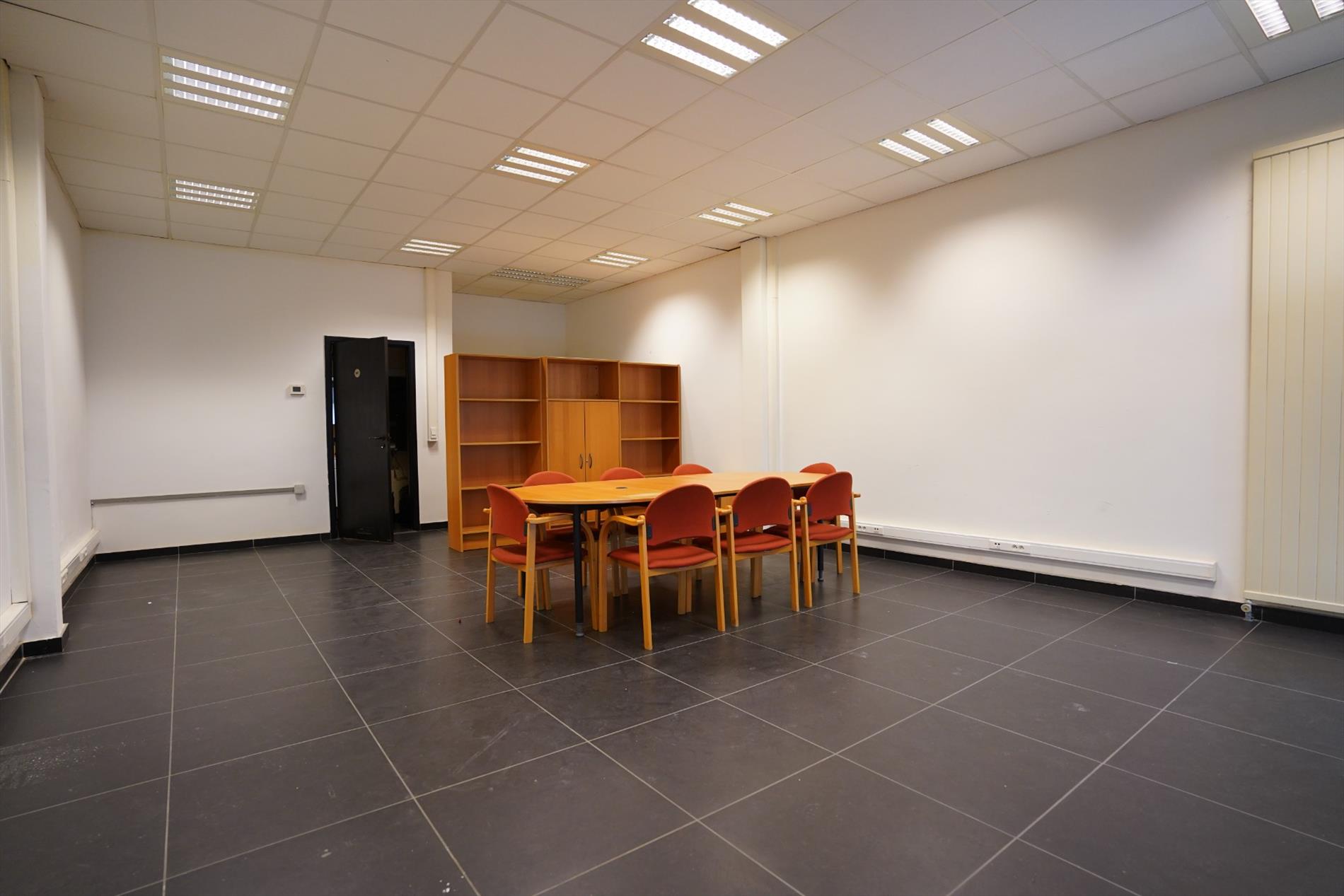 Centraal gelegen bureel in luw handelscentrum - foto 2