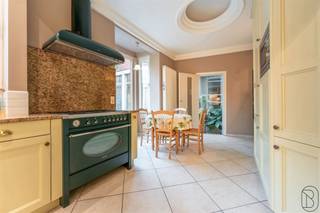 Imposant immeuble commercial composé d'un grand nombre d'espaces pouvant servir à une profession libérale, ainsi qu'une maison d'habitation avec...