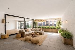 Residentie Maastrichterstraat bevindt zich op een toplocatie, midden in het levendige centrum van Hasselt. Deze autoluwe straat combineert rust met een uitstekende bereikbaarheid, waarbij winkels, horeca, ontspanning en openbaar vervoer zich allemaal op wandelafstand bevinden.<br />De kleinschalige residentie bestaat uit slechts drie appartementen en één handelsruimte, wat zorgt voor een gevoel van privacy en exclusiviteit. Dit energiezuinige BEN-appartement (E-peil < 20) is volledig future-proof en uitgerust met een individuele warmtepomp en vloerverwarming, wat garant staat voor optimaal wooncomfort en een lage energiefactuur. Bovendien kan de aankoop volledig gebeuren onder het gunstige 6% btw-tarief. <br /><br />Dit ruime duplexappartement ligt pal in het hart van het winkelcentrum van Hasselt. Met een indrukwekkende bewoonbare oppervlakte van maar liefst 196 m² (bron EPC) biedt dit appartement alle comfort voor een stijlvol en aangenaam stadsleven.<br />De lichtrijke leefruimte wordt gekenmerkt door een grote glaspartij die zorgt voor een maximale natuurlijke lichtinval. Aansluitend vind je een royaal inpandig terras, waardoor je het hele jaar door kan genieten van een aangename buitenruimte.<br />Verder beschikt het appartement over twee volwaardige slaapkamers, elk met een eigen en-suite badkamer. De afwerking kan volledig naar eigen smaak gekozen worden, met ruime budgetten en kwalitatieve materialen als standaard.<br />Op het gelijkvloers is er bovendien een praktische fietsenstalling voorzien. Parkeren kan eenvoudig om de hoek op 50m in de ondergrondse parking.<br /><br />Buitengewone kenmerken:<br />- Aankoop mogelijk onder 6% btw<br />- 196m2 oppervlakte (bron EPC)<br />- Warmtepomp<br />- 2 slaapkamers met en-suite badkamer<br />- Groot terras aan leefruimte<br />- Gezellig "lounge"terras aan de keuken