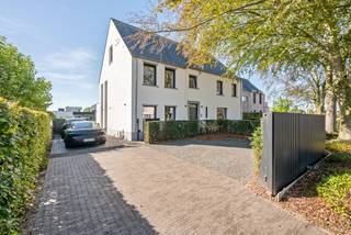 Op korte afstand van het centrum van Hoogstraten bevindt zich deze verrassend ruime BEN-villa op een zuidgericht perceel van 1.320 m². De woning werd in 2019 quasi volledig nieuw heropgebouwd en haalde bijgevolg een E-peil 3 ! De villa biedt vandaag ca. 433 m² aan woonoppervlakte, waarbij ruimte, licht en hedendaags wooncomfort centraal staan. De grote raampartijen creëren een sterke verbinding tussen binnen en buiten en laten de leefruimtes volop genieten van het zicht op de tuin. Het verwarmde zwembad en het volwaardig ingerichte poolhouse versterken het gevoel van wonen en ontspannen in eigen huis.<br /><br />De villa is opgebouwd rond een royale, open leefruimte waar zithoek, eetplaats en keuken op een natuurlijke manier met elkaar verbonden zijn. Het salon met gashaard vormt een gezellige zithoek, terwijl de ruime open keuken met centraal eiland en ontbijtgedeelte uitnodigt tot een gezellig samenleven. De keuken is voorzien van alle modern comfort met oa stoomoven, combi-oven, inductiekookplaat met inbouwafzuiging, wijnkoeler,.. <br />Een afzonderlijk bureau en een bijkomende polyvalente kamer bieden ruimte voor thuiswerk, hobby's of een speelkamer. Praktisch comfort is er dankzij de aansluitende wasplaats, berging, technische ruimte en kelder.<br />Een strakke trap in mooi staal brengt u naar de bovenverdieping. Hier bevindt zich de masterbedroom met afzonderlijke dressing en eigen badkamer voorzien van vrijstaand ligbad, ruime inloopdouche en dubbele lavabo. Verder twee ruime slaapkamers met inbouwkasten en een tweede badkamer met dubbele lavabo en douche. De volledig afgewerkte tweede verdieping biedt nog een grote hobbykamer/polyvalente kamer, dewelke ook dienst kan doen als 4de slaapkamer. Verder nog een bijkomende berg- en technische ruimte. <br /><br />Ook buiten werd veel aandacht besteed aan ruimte en privacy. De zuidgerichte, volledig omheinde tuin vormt een aangename verlenging van de leefruimtes en werd ingericht met verschillende terrassen rondom het verwarmde zwembad. Hier is volop ruimte voor lange zomerdagen, een loungehoek of gezellig tafelen met familie en vrienden, terwijl achteraan nog voldoende gazon en speelruimte behouden blijft.<br />Het vrijstaande poolhouse maakt het buitenleven compleet en functioneert als een volwaardige extra leefruimte. Met een eigen keuken (voorzien van vaatwasser, oven, koelkast met diepvriezer), een douche en toilet leent het zich perfect als lounge, fitness- of ontspanningsruimte en vormt het tegelijk een ideale plek om gasten te ontvangen.<br /><br />Ook aan het praktische aspect werd gedacht. Zowel voor als naast de woning is ruime parkeergelegenheid voorzien, inclusief laadinfrastructuur voor elektrische wagens. <br /><br />Bijzonderheden: <br />- Sterke technische en energetische uitrusting. Met een E-peil van slechts 3 betreft het bovendien een uiterst energiezuinige BEN-woning.<br />- een geothermische warmtepomp met vloerverwarming en passieve koeling<br />- zonnepanelen van 11 kW<br />- ventilatiesysteem type D<br />- domotica<br />- alarmsysteem, buitendetectie, automatische toegangspoort, rookdetectoren<br />- regenwaterput van 14.000 liter, aangesloten op toiletten en buitenkraan<br />- screen aan de leefkeuken en oversteek - rolluiken op de eerste verdieping<br />- een verwarmd zwembad met automatisch rolluik <br />- laadinfrastructuur voor elektrische wagens aanwezig. <br />- een opportuniteit voor wie wil wonen in een compleet instapklare villa met groot volume aan woonruimte, energiezuinigheid, privacy en een uitgesproken binnen-buitenbeleving.