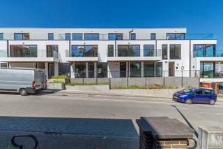 Nieuwbouwappartement met 3 slaapkamers en terras, gelegen in een kleine residentie (Ruebens), nabij het centrum van Dilbeek. Bestaande uit: op de eerste verdieping: inkomhal, berging, toilet, living-eetkamer, open ingerichte keuken, nachthal, badkamer, 3 slaapkamers. Verder is er een terras en een kelder (inbegrepen), alsook een ondergrondse staanplaats (€ 28.500,00 excl. btw en kosten). Bijkomende informatie: EPC: label A - 26 kWh/m² / elektriciteit conform / buitenschrijnwerk aluminium met dubbele beglazing / vloerverwarming via warmtepomp / ventilatiesysteem type D / verkoop onder btw-stelsel (21%). Op heden is het appartement verhuurd met een maandelijkse huurprijs van € 1.550 ,00 + € 100,00 provisie gemeenschappelijke lasten.