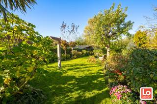 IN OPTIE! Charmante halfopen woning met inpandige garage op een rustige en groene locatie in Beervelde. De woning bevat op het gelijkvloers...