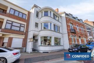 In het centrum van Tongeren, aan de binnenkant van de ring, vinden we dit uitzonderlijk ruime en sterk gebouwde herenhuis in art-decostijl. Het pand, een realisatie van stadsarchitect Jean Willemaers, dateert uit 1938 en is momenteel al meer dan 30 jaar in gebruik als kunstgalerij en atelier.<br /><br />Gelegen op een perceel van 3a12ca biedt deze prachtige eigendom uitzonderlijk veel ruimte en mogelijkheden. Alle kamers zijn groot en praktisch ingedeeld, zonder verloren ruimtes of schuine wanden. Zowel op het gelijkvloers als op de verdiepingen zijn de kamers voorzien van voldoende lichtinval dankzij grote raampartijen en inbouwspotverlichting. <br /><br />Gezien de bestemming en het ruime karakter, zijn er diverse invullingen mogelijk: van commerciële activiteit tot een stijlvolle woon-werkcombinatie.<br /><br />Bovendien beschikt de woning over een prachtige tuin met een mooi aangelegd, zon-georiënteerd terras: een absolute meerwaarde voor elke bestemming! De tuin is bereikbaar via de Vermeulenstraat, wat voor extra comfort zorgt. De woning is volledig onderkelderd, wat resulteert in nog meer (opslag)ruimte. <br /><br />Momenteel zijn er geen keuken en badkamer aanwezig, wat u als koper de vrijheid geeft om het interieur volledig naar eigen smaak en noden in te richten.<br /><br />Volgende unieke eigenschappen typeren de woning:<br /> • verdiepte voegen en witgeschilderde gevel<br /> • dieper gelegen voordeur met ingebouwd keramisch ornament, vervaardigd door de kunstenares zelf<br /> • volle leuning en lambrisering vervaardigd uit Congolees Limba-hout over de gehele lengte van de trap<br /><br />Dit pand is een unieke kans voor wie op zoek is naar een karaktervol en multifunctioneel gebouw in het hart van Tongeren, met een uitzonderlijke oppervlakte en rijke architecturale waarde. <br />Voor meer informatie of een bezichtiging ter plaatse kan u terecht op onze website www.confideo-immo.be of telefonisch op het nummer 012 23 23 11.<br />