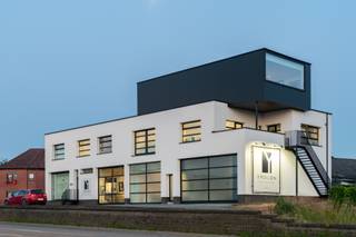 <p><strong>Uniek handelspand met luxueus en zeer ruim duplex appartement op een absolute toplocatie langs de Ninoofsesteenweg te Lennik!</strong> Deze uitzonderlijke eigendom combineert een moderne architectuur met maximale visibiliteit en multifunctionele mogelijkheden op een strategische commerciële topligging.</p><p>Het gelijkvloers omvat een indrukwekkende <strong>handels- of kantoorruimte</strong> met een stijlvolle industriële afwerking, grote raampartijen en een professionele uitstraling. Dankzij de uitstekende zichtbaarheid langs een drukke verbindingsweg geniet uw zaak hier van maximale exposure. Ideaal voor showroom, kantoor, vrij beroep, praktijkruimte of creatieve onderneming.</p><p>Boven het handelspand bevindt zich een ruim en kwalitatief afgewerkt <strong>duplex appartement</strong> met een royale leefruimte en veel natuurlijke lichtinval. Het appartement beschikt over <strong>4 volwaardige slaapkamers en een ruim bureau</strong>, dat perfect ingericht kan worden als <strong>vijfde slaapkamer</strong> of hobbyruimte.</p><p>De combinatie van wonen en werken op één locatie maakt dit pand bijzonder interessant voor zelfstandigen, ondernemers of investeerders die op zoek zijn naar een uniek en representatief eigendom.</p><p><strong>Troeven:</strong></p><ul><li><p>Absolute toplocatie langs de Ninoofsesteenweg</p></li><li><p>Uitzonderlijke visibiliteit en commerciële uitstraling</p></li><li><p>Moderne architectuur met kwalitatieve afwerking</p></li><li><p>Veelzijdige handelsruimte met tal van mogelijkheden</p></li><li><p>Ruim duplex appartement</p></li><li><p>4 slaapkamers + bureau/vijfde slaapkamer</p></li><li><p>Ideaal voor combinatie wonen en werken</p></li><li><p>Vlotte verbinding richting Brussel, Ninove en Aalst</p></li></ul><p>Een zeldzame opportuniteit voor wie wonen, ondernemen en zichtbaarheid wenst te combineren op een commerciële topligging. Contacteer ons vandaag nog voor meer informatie of een bezoek!</p>