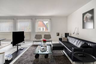Op een absolute topligging aan de Jaarmarktstraat 3, pal in het centrum van Kuringen, bevindt zich dit uitzonderlijke appartement verdeeld over de eerste en tweede verdieping van een kleinschalig project. Hier woont u midden in het levendige Kuringen, met winkels, horeca, openbaar vervoer en alle dagelijkse voorzieningen letterlijk binnen handbereik.<br /><br />Met een bewoonbare oppervlakte van ca. 160 m², een indrukwekkend terras van maar liefst 40 m² in natuursteen, drie slaapkamers, een tuinberging en een privatieve autostandplaats achter het gebouw, biedt dit appartement een bijzonder comfortabele en kwalitatieve woonomgeving.<br /><br />De huidige eigenaars kozen bewust voor een indeling waarbij ruimte en licht centraal staan. De grote raampartijen zorgen voor een overvloed aan natuurlijke lichtinval en versterken het gevoel van ruimte. De combinatie van kwalitatieve materialen, een hedendaagse afwerking en een doordachte indeling maakt dit tot een bijzonder aangenaam en instapklaar geheel.<br /><br /><em>Eerste verdieping</em><br />De inkomhal geeft toegang tot de ruime leefruimte van maar liefst 55 m², die dankzij de open indeling een bijzonder ruimtelijk gevoel creëert. Aansluitend bevindt zich de volledig geïnstalleerde open keuken, uitgerust met kwalitatieve toestellen van Neff en Novy. Verder beschikt deze verdieping over een praktische berging en een apart gastentoilet.<br /><br />Een absolute blikvanger is het ruime natuurstenen terras van ca. 40 m². Dankzij de royale oppervlakte biedt dit terras volop mogelijkheden om te genieten, te ontspannen of uitgebreid te tafelen. Bovendien kijkt u uit over het Prinsenhof en het pittoreske kerkje van Kuringen. Een bijzonder aangename buitenruimte waar u op verschillende momenten van de dag optimaal van de zon en het uitzicht kunt genieten.<br /><br /><em>Tweede verdieping</em><br />Op de bovenste verdieping bevinden zich drie ruime slaapkamers, waardoor het appartement ook perfect geschikt is voor een gezin, thuiskantoor of hobbyruimte.<br /><br />De badkamer beschikt over een dubbele wastafel met kwalitatieve Duravit Starck-elementen en geïntegreerde spiegels, een ligbad, een schuifdeur in plexiglas en een praktische hangkast.<br /><br />De stijlvolle trap in blauwe hardsteen vormt een mooi architecturaal element en zorgt voor een elegante verbinding tussen beide verdiepingen.<br /><br /><em>Parkeerplaats en tuinberging</em><br />Achter het gebouw, ter hoogte van het kerkje, beschikt het appartement over een privatieve autostandplaats. Daarnaast is er een praktische tuinberging aanwezig, ideaal voor fietsen en extra opslagruimte.<br /><br /><em>Troeven</em><br />+ Absolute topligging in het centrum van Kuringen<br />+ Ca. 160 m² bewoonbare oppervlakte<br />+ Kleinschalige Residentie<br />+ Royaal natuurstenen terras van ca. 40 m²<br />+ Uitzicht over het Prinsenhof en het kerkje van Kuringen<br />+ Privatieve autostandplaats<br />+ Praktische tuinberging voor fietsen en opslag<br />+ Drie ruime slaapkamers<br />+ Nieuwe Velux-ramen (met rolluiken) in 2025<br />+ Condensatieketel Junkers, bouwjaar 2017<br /><br />Een uniek appartement met een uitgesproken karakter, royale leefruimte, een uitzonderlijk terras en een privatieve parkeerplaats, gelegen op een absolute topligging in het hart van Kuringen.<br /><br />Het appartement is beschikbaar in zomer 2027.<br /><br />Wenst u meer informatie of een bezoek in te plannen? Contacteer Stephanie Odeurs via 0474 73 64 84 of stephanie@vestio.com.