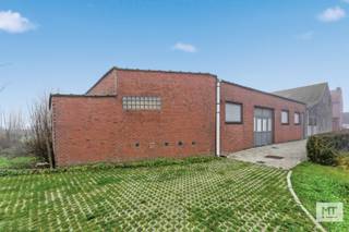 In het hart van de landelijke parochie Zandvoorde vinden we dit ruime gebouw. Het bestaat momenteel uit een handelsruimte, een privé-gedeelte en een magazijn, en biedt tal van mogelijkheden voor diverse bestemmingen. Achter het pand bevindt zich bovendien een weide, die bij de prijs is inbegrepen.<br /><br /><strong>Indeling</strong>
<ul>
<li>Gelijkvloerse verdieping: handelsruimte (90 m²), toiletten (12 m²) en bergruimte (20 m²). Aansluitend hebben we de keuken (8 m²), woonkamer (15) en de veranda (5 m²).</li>
<li>Eerste verdieping: nachthal, 3 slaapkamers (17 - 17 - 8 m²), extra kamer die kan dienen als slaapkamer of woonkamer (34 m²), dressing (13 m²), badkamer (14 m²) met bad, douche, enkelvoudige wastafel en toilet. </li>
<li>Tweede verdieping: zolder (76 m²) </li>
</ul>
<br />Achter het gebouw bevindt zich een <strong>magazijn van 84 m²</strong> met verdieping, aansluitend op <strong>een feestzaal van maar liefst 183 m² en keuken van 31 m²</strong>.<br /><br /><strong>Extra kenmerken</strong>
<ul>
<li>Gescheiden stelsel </li>
<li>Regenwaterput (niet aangesloten) </li>
<li>Stadswater, aardgas en elektriciteit </li>
</ul>
<br />Check zeker ook de <strong>video</strong>: https://youtube.com/shorts/mO9eaCgnZ2o?feature=share<br /><br />Meer informatie of een vrijblijvend bezoek?<br />Contacteer Eden op 0470 43 78 21 of mail info@minthus.be<br />