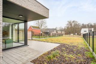 Modern en comfortabel wonen, in een stijlvolle halfopen nieuwbouwwoning vol licht: daarvoor moet je in Idyle zijn. Buiten is het heerlijk genieten in de tuin, waar we voor jou al loofbomen aanplanten. <br /><br />Hier heb je plaats in overvloed, want de woning beschikt over 3 slaapkamers, een open leefruimte en keuken, een bureau en een polyvalente ruimte. De oppervlakte van de grond is maar liefst 500 m². Het licht valt rijkelijk binnen, wat het ruimtegevoel nog groter maakt. Er is een carport voorzien, dus je kan je (elektrische) wagen en/of fiets dus beschut parkeren. Bovendien zijn de voortuin en oprit al helemaal afgewerkt voor jou, alsook de schilderwerken. Snel verhuizen is geen probleem, want deze woning is beschikbaar bij akte.