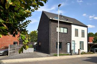 Bijna-nieuwbouw (2017) met EPC A, 4 slaapkamers en autostaanplaats in centrum Zwijndrecht<br /><br />De woning dateert oorspronkelijk van 1910, maar werd in 2017 vrijwel volledig heropgebouwd. Het resultaat is een instapklaar, eigentijds huis met een strakke, donkere gevelsteen vooraan en een duurzame Padouk-houten afwerking achteraan.<br /><br />Indeling &amp; Oppervlaktes (157 m² bewoonbaar)<br /><br />Gelijkvloers: Licht, maatwerk en leefcomfort<br />•Inkomhal: Uitgerust met stijlvolle patroontegels en een gastentoilet met handwasmeubel.<br />•Leefruimte: Royale zithoek met vloerverwarming, een strakke op maat gemaakte kastenwand onder de trap en een groot schuifraam naar de terras.<br />•Keuken: Moderne open keuken met een warm houten werkblad, indirecte sfeerverlichting en hoogwaardige ingebouwde AEG-toestellen.<br />•Wasplaats/berging: Praktische ruimte met aansluitingen voor was- en droogautomaat en een rechtstreekse buitendeur.<br /><br />Eerste verdieping: Sfeervolle slaapkamers en luxe badkamer<br />•Master bedroom: Royale hoofdslaapkamer met een brede, ingebouwde kastenwand.<br />•Slaapkamer 2: Lichtrijke kinderkamer of bureau.<br />•Luxe badkamer: Voorzien van een extra ruim ligbad (190 cm), een royale inloopdouche met regendouche en een dubbel wasmeubel.<br />•Toilet: Afzonderlijk toilet op de overloop.<br /><br />Tweede verdieping: Volwaardige zolderverdieping<br />•Slaapkamer 3: Ruime slaapkamer met een groot dakraam.<br />•Slaapkamer 4 / Polyvalente ruimte: Flexibel in te richten als extra slaapkamer, thuiskantoor of hobbyruimte.<br />•Technische ruimte: Afzonderlijke berging met ventilatiesysteem D en condensatieketel.<br /><br />Buitenruimte &amp; Parkeren<br />•Buitenruimte (48 m²): Onderhoudsvriendelijk, volledig verhard met waterdoorlatende klinkers en voorzien van een fietsenhok.<br />•Parkeren: 1 private parkeerplaats op het perceel.<br /><br />📅 Bezoekmomenten:<br />•Zaterdag 19 september<br />•Zondag 20 september<br /><br /><br />📞 Neem contact op voor een afspraak:<br />•Maxim Paternoster: 0472 95 74 67 | maxim_paternoster@hotmail.com<br />•Gilke Cocquyt: 0499 31 85 77 | gilke.cocquyt@gmail.com<br />