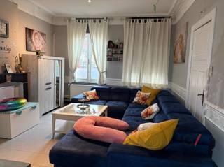 <p>Dit karaktervolle herenhuis met uitzonderlijke ruimte in hartje Zichem (Markt 36)</p><p>het statige herenhuis in het centrum van Zichem biedt een unieke combinatie van ruimte, charme en veelzijdigheid. Met een indrukwekkende bewoonbare oppervlakte van 580 m² op een perceel van 757 m² is dit pand ideaal voor grote gezinnen of wie wonen en werken wil combineren.</p><p>De woning beschikt over 5 ruime slaapkamers, 2 badkamers en een garage, met tal van mogelijkheden voor het inrichten van een thuiskantoor, praktijk of vrij beroep. Dankzij de royale volumes kan privé en professioneel leven perfect gescheiden worden.</p><p>Hoge plafonds, grote raampartijen en lichtrijke leefruimtes zorgen voor een aangename, statige sfeer. Authentieke elementen werden zorgvuldig behouden en geven het herenhuis een tijdloze uitstraling. De keuken kijkt uit op het groen en vormt het warme hart van de woning.</p><p>Gelegen aan de Markt geniet u van een rustgevend zicht op een groene publieke ruimte, terwijl alle voorzieningen en verbindingswegen vlot bereikbaar zijn.<br />Maak vandaag nog een afspraak met Ilias via 0468/486 127.</p>