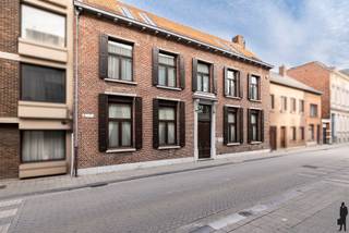 Statig herenhuis nabij de Grote Markt met een majestueuze uitstraling en tal van bewaarde 19de-eeuwse elementen, zoals een marmeren dambordvloer,...