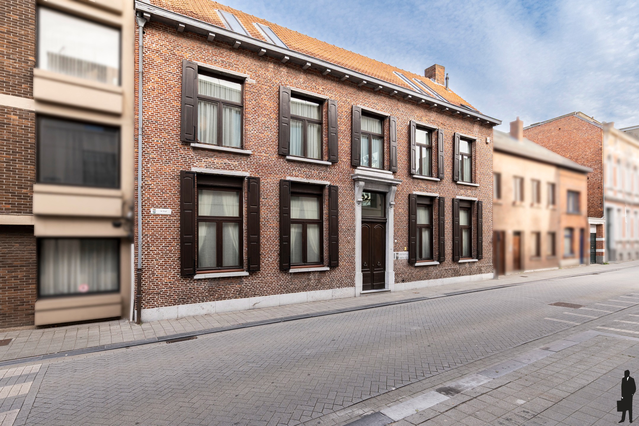 Statig herenhuis met 6 slks, 2 bdks, dubbele garage  - foto 1