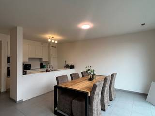 Bent u op zoek naar comfortabel en energiezuinig wonen in het hart van Olsene?Dit moderne gelijkvloers appartement combineert ruimte, licht en...