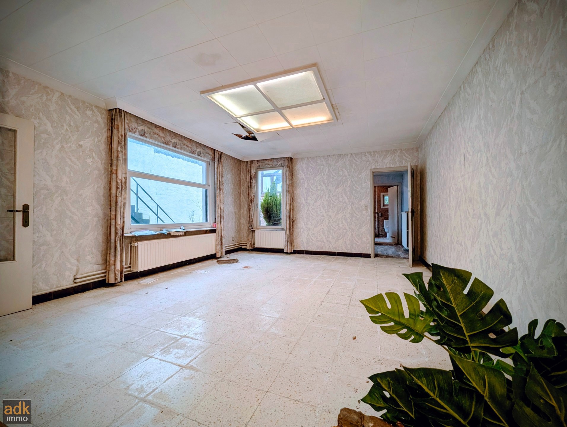 Ruime te renoveren woning met 4 slaapkamers, tuin en garage in Adinkerke te koop. - foto 5