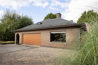In de www.hugoverriestlaan80.be (url kopiëren en plakken indien doorklikken niet lukt) in Gullegem stellen we jou graag deze te renoveren gelijkvloerse woning voor. Met een bruikbare vloeroppervlakte van 210 m² heb je hier een ruime living, leefkeuken, 4 slaapkamers, badkamer, berging en een dubbele garage. De zolder biedt potentieel indien je meer ruimte nodig hebt en rondom heb je het nodige groen. De ligging is ideaal als je bv. een praktijkruimte nodig hebt. Je hebt visibiliteit en vooraan is er parking genoeg. Maar ook als gezin woon je hier centraal en goed bereikbaar. Het renoveren kan in verschillende fases en een kruipkelder zorgt dat je met leidingen gemakkelijk weg kunt.<br /><br />HOMERUN: Op zaterdag 10 oktober ben je van harte welkom op de Homerun van deze woning. Via www.hugoverriestlaan80.be kan je een afspraak inplannen. Eveneens via de website verneem je veel meer, zoals een uitgebreide omschrijving, foto's, 360° rondgang, documenten, … <br /><br />KICK-OFF PRIJS: De vermelde prijs is een Kick-Off prijs waarop een eenmalig bod kan uitgebracht worden (zowel boven als onder de Kick-Off prijs). Dankzij het kwaliteitslabel van Henry Houser ben je zeker dat de biedingen correct verlopen zonder dat er een opbodspel gehouden wordt! <br /> <br />EXTRA BEZOEK: Mocht je op 10/10 niet vrij zijn, geef dan gerust een belletje om een afspraak in te plannen op een ander moment. <br /><br />Groeten, Hendrik van Henry Houser