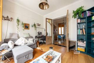 <p><span>Op een fijne locatie in de Zegepraalstraat 21 te Borgerhout bevindt zich dit charmante en uitstekend onderhouden appartement, verdeeld over drie speelse woonniveaus. Dankzij de bijzondere indeling, de warme materialen en de verzorgde afwerking geniet dit appartement van een uniek karakter en een aangename, huiselijke sfeer.</span></p><p><span>Bij het betreden van het appartement valt meteen de gezellige inrichting op. De lichtrijke leefruimte met mooie houten vloer, hoge ramen en stijlvolle accenten sluit aan op de eetruimte. Enkele treden lager bevindt zich de volledig ingerichte keuken met kookeiland, voorzien van de nodige toestellen en heel wat kastruimte.</span></p><p><span>Via de karaktervolle trap bereiken we de hoger gelegen niveaus, waar zich een ruime slaapkamer en een verzorgde badkamer met inloopdouche en wastafelmeubel bevinden.</span></p><p><span>Het appartement verkeert in uitstekende staat en combineert hedendaags wooncomfort met authentieke elementen, zoals de houten binnendeuren en de karaktervolle bakstenen muren.</span></p><p><span>Ook technisch scoort deze eigendom bijzonder goed: EPC-label B, een conforme elektrische installatie en een asbestveilig attest.</span></p><p><span>Dankzij de gunstige ligging in Borgerhout bevinden winkels, openbaar vervoer en andere voorzieningen zich op korte afstand. Bovendien is het centrum van Antwerpen vlot bereikbaar.</span></p><p><span>Een instapklaar appartement met karakter, een verrassende indeling en een uitstekende energiescore. Ideaal voor starters, alleenstaanden of koppels!</span></p><p><span> </span></p><p><span>Interesse? Contacteer ons voor meer informatie of een bezoek ter plaatse!</span></p>