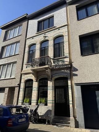 Karakteristiek huis Antwerpen, 4 slpks, EPC B<br /><br />Instapklare woning met karakter, ruimte en een uitstekende ligging in de stad.<br /><br />Deze karaktervolle woning uit begin 1900 combineert authentieke charme met hedendaags wooncomfort. Met een bewoonbare oppervlakte van 180m², 4 slaapkamers en 2 badkamers biedt ze verrassend veel ruimte voor een gezin of voor wie graag ruim woont.<br /><br />Bij het binnenkomen vallen meteen de originele elementen op, zoals de sierlijke moulures en antieke tegelvloer in de inkomhal. De hoge plafonds en grote raampartijen zorgen doorheen de woning voor veel natuurlijk licht en een aangename, open sfeer. Dankzij de praktische indeling over meerdere verdiepingen geniet iedereen van voldoende ruimte en privacy. Daarnaast beschikt de woning over een handige bijkeuken en een droge kelder die extra bergruimte biedt. De gasverwarming en een EPC-score B maken het geheel bovendien energiezuinig en comfortabel.<br /><br />Ook de ligging is een absolute troef. De woning bevindt zich op wandelafstand van het centrum van Antwerpen, het Centraal Station, het Stadspark en het Groen Kwartier. Voor een koffie of een aperitief ben je zo aan de gezellige terrassen van het Moorkensplein of in de sfeervolle wijk Zurenborg. Tegelijk bereik je dankzij de nabijgelegen autosnelwegen vlot de stadsrand en belangrijke invalswegen.<br /><br />Wipstraat21@gmail.com voor vragen of een bezoek aan te vragen(of gewoon via de immoscoopknop).<br />GSM: 0474/317.933 stuur een berichtje of bellen buiten de werkuren aub. <br /><br />Geen Immo aub.