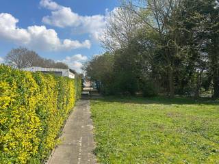 Deze ruime en recent gerenoveerde woning bevindt zich vlakbij winkels, openbaar vervoer, scholen,... en is volledig instapklaar. De woning bestaat...