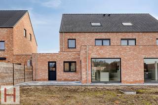 Recente en energiezuinige woning vlakbij het centrum van Wechelderzande.De woning heeft volgende indeling op het gelijkvloers: Via de inkomhal met...