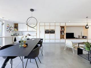 <p>Unieke en energiezuinige gezinswoning met maximale ruimte en kwalitatieve afwerking, gelegen nabij alle voorzieningen, op wandelafstand van het station, winkels en nabij de N35. De woning bestaat uit een inkomhal, een lichtrijke leefruimte met zit- en eethoek in verbinding met de open maatkeuken, een apart toilet, wasruimte en technische ruimte/berging. <br /><br />Op de eerste verdieping bevinden zich drie slaapkamers, waarvan twee met vast bureau, een douchekamer, berging en een nachthal met inbouwkasten. De tweede verdieping biedt een lichtrijke open bureau-/speelruimte met maatwerk en gezellig terrasje, een hoofdslaapkamer met inbouwkasten en berging en een tweede badkamer met inloopdouche en wastafel en extra toilet. <br /><br />Buiten beschikt de woning over een private parkeerplaats, tuinberging met achteruitgang en een garage en staanplaats binnen het gemeenschappelijk deel. De gemeenschappelijke delen zijn beperkt tot de gedeelde buiteninfrastructuur.</p>
<p>Extra troeven:</p>
<ul>
<li>BEN-woning (E-peil 14)</li>
<li>Voorzien van zonnepanelen (6.240 Wp)</li>
<li>Elektrisch laadstation</li>
<li>Houtskeletconstructie</li>
<li>Zonnescreens</li>
<li>Pichler warmtepompsysteem voor ventilatie, warm water, verwarming en passieve koeling</li>
<li>Maatkeuken en maatwerk</li>
<li>2 badkamers</li>
<li>Regenwaterput van 10.000 liter</li>
<li>Geschilderd in 2024</li>
<li>Instapklaar</li>
</ul>
<p>Deze woning is te koop ZONDER makelaar via het concept van Smart Houses! Wenst u verdere inlichtingen of een bezoek? Contacteer rechtstreeks de eigenaar via +32498931996</p>