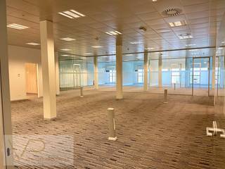 Stap binnen in uw nieuwe uitvalsbasis, op een boogscheut van één van de belangrijkste verkeersaders van Vlaanderen. Ontdek deze "state-of-the-art" kantoren op de eerste verdieping van een kleinschalig gebouw. <br /><br />Voor de deur is een ruime parking voorzien. De kantoorruimte is ingedeeld in een grote meeting-room en diverse aparte kantoren of break-out rooms. <br /><br />De totale oppervlakte bedraagt 400 m<sup>2</sup>, en is onmiddellijk beschikbaar.