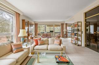<p><span>Uniek luxeappartement met een fenomenaal zicht over het Park Den Brandt en met een prachtige bew. opp. van ca 230 m². Dit app. gelegen op de 2de verdieping van een prima onderhouden &amp; standingvolle gebouw omvat  een ruime woonkamer met een heerlijk vrij uitzicht en een terras, een open eetkamer, een luxe ingerichte keuken met ontbijthoek, masterbedroom met badkamer afgewerkt met travertijn en eigen dressing , twee extra grote slaapkamers, een tweede badkamer met ligbad en douche, een staanplaats (in optie aan 50.000)  in de onderbouw van het gebouw alsook een grote kelder. Uniek aanbod voor wie op zoek is naar een luxeappartement in de groene en residentiële rand van Antwerpen. Rust, ruimte en hoge levenskwaliteit op de perfecte locatie. Goede aansluiting op het wegennet en vlotte toegang naar centrum Antwerpen.</span></p>